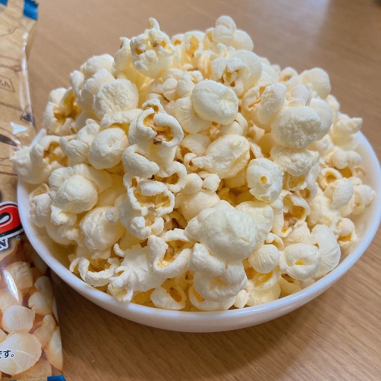 マイクポップコーン_塩バタかまん味　皿盛アップ